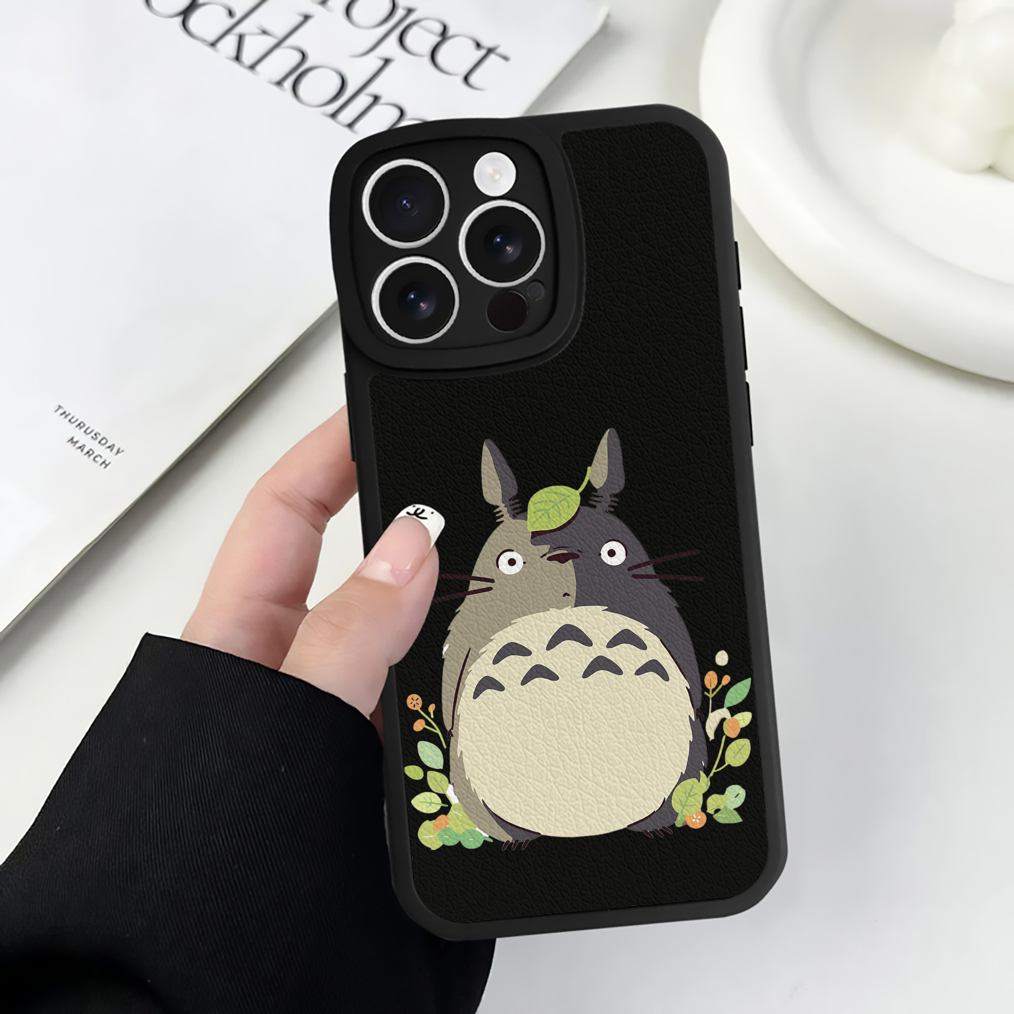 （画像用） となりのトトロ 草壁メイ 草壁サツキ My Neighbor Totoro Satsuki Kusakabe Mei Kusakabe 【iPhone 16シリーズ対応】シリコンスマホケース（レザー調） 材質：シリコン